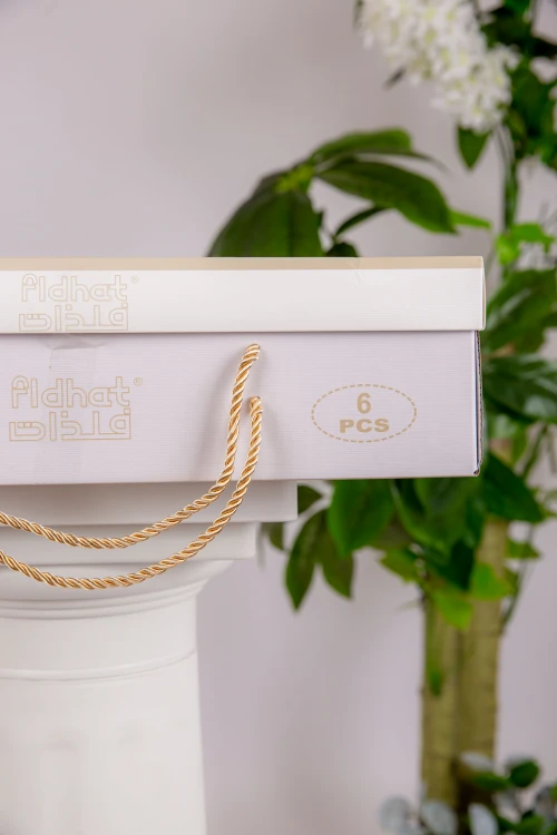 طقم هدايا مواليد 6 قطع لون بني وأبيض مزينة برسومات كرتونية