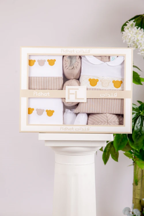 طقم هدايا مواليد 6 قطع لون بني وأبيض مزينة برسومات كرتونية