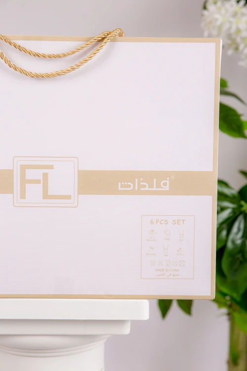 طقم هدايا مواليد 6 قطع لون بني وأبيض مزينة برسومات كرتونية