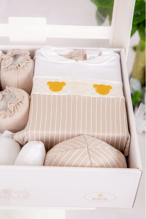 طقم هدايا مواليد 6 قطع لون بني وأبيض مزينة برسومات كرتونية