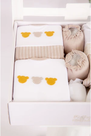 طقم هدايا مواليد 6 قطع لون بني وأبيض مزينة برسومات كرتونية