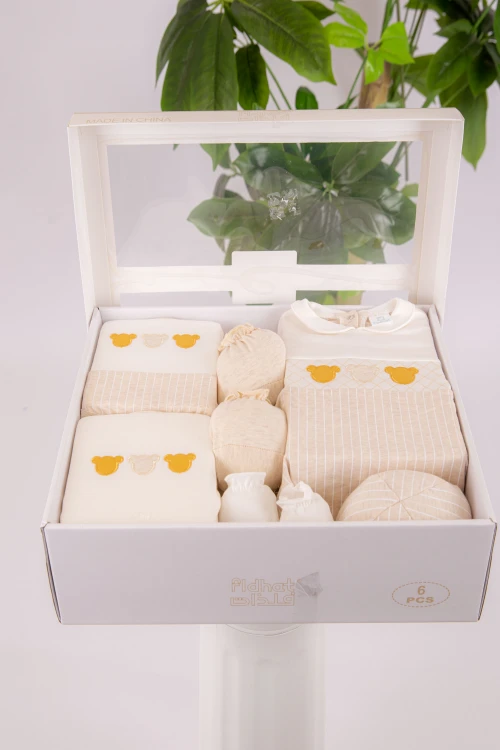 طقم هدايا مواليد 6 قطع لون بني وبيج مزينة برسومات كرتونية