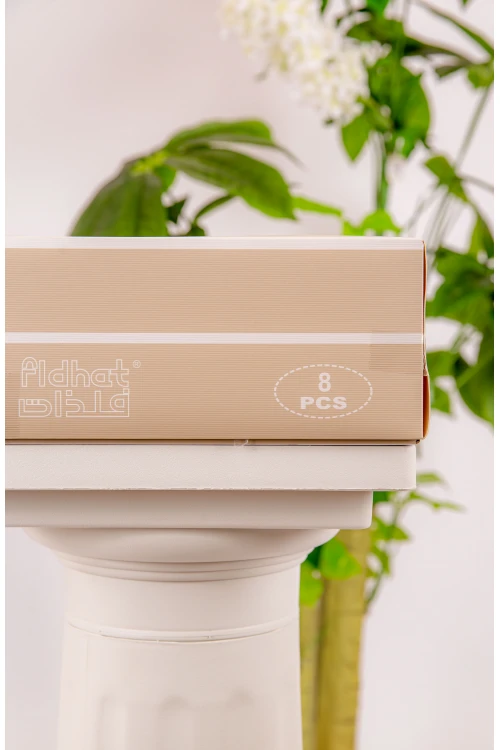 طقم هدايا مواليد 8 قطع لون وردي وبيج مزينة برسومات كرتونية