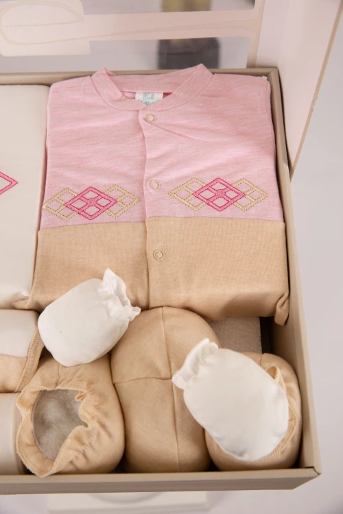 طقم هدايا مواليد 8 قطع لون وردي وبيج مزينة برسومات كرتونية