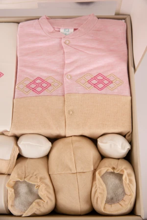 طقم هدايا مواليد 8 قطع لون وردي وبيج مزينة برسومات كرتونية