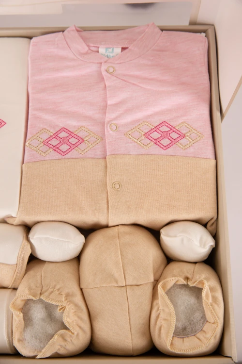 طقم هدايا مواليد 8 قطع لون وردي وبيج مزينة برسومات كرتونية