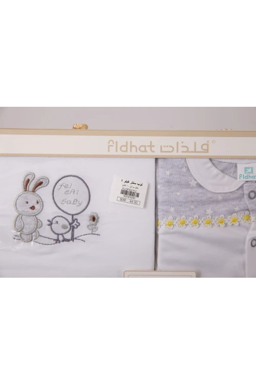 طقم هدايا مواليد 8 قطع لون وردي وبيج مزينة برسومات كرتونية