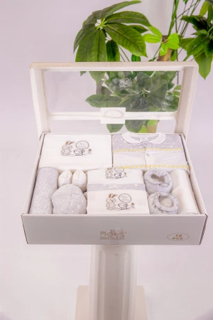 طقم هدايا مواليد 10 قطع لون وردي وبيج مزينة برسومات كرتونية