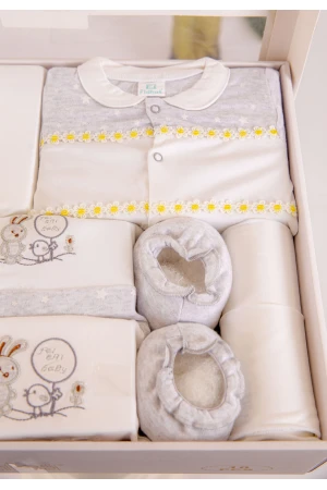 طقم هدايا مواليد 10 قطع لون وردي وبيج مزينة برسومات كرتونية