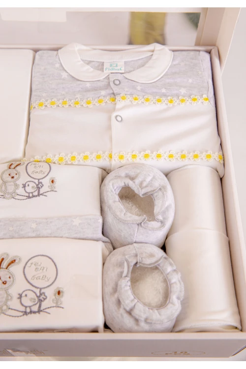 طقم هدايا مواليد 8 قطع لون وردي وبيج مزينة برسومات كرتونية