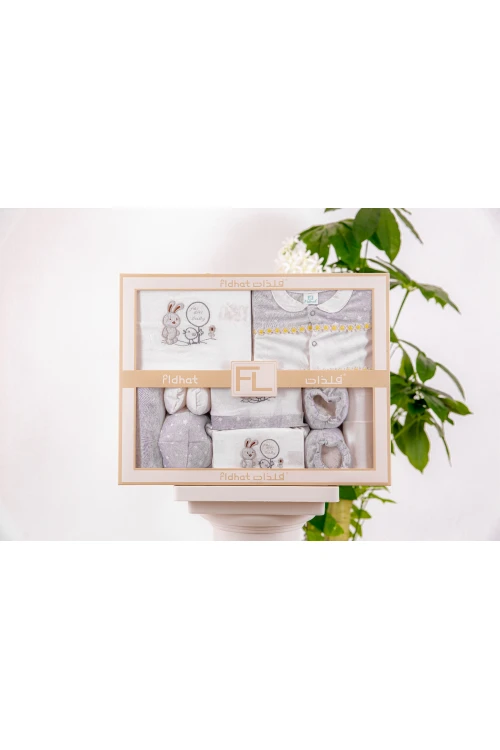 طقم هدايا مواليد 8 قطع لون وردي وبيج مزينة برسومات كرتونية