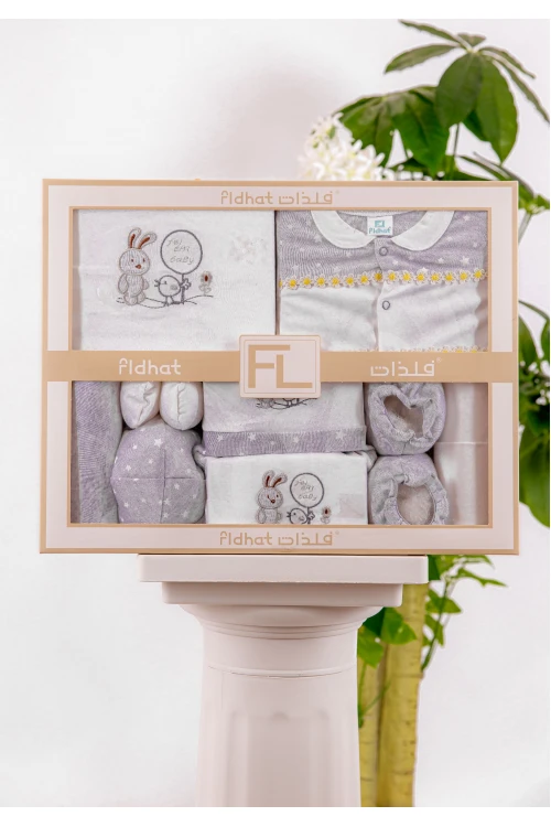طقم هدايا مواليد 8 قطع لون وردي وبيج مزينة برسومات كرتونية