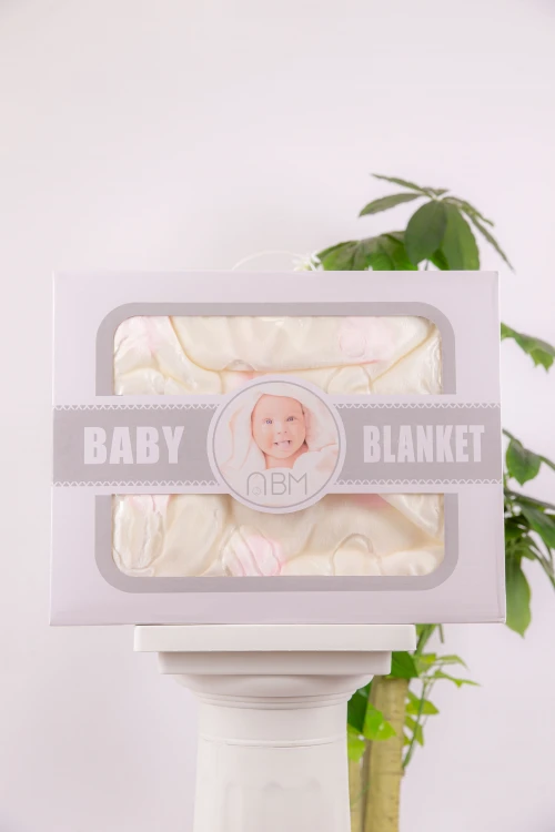 منشفة استحمام مواليد لون بيج و وردي بغطاء رأس مزينة برسومات