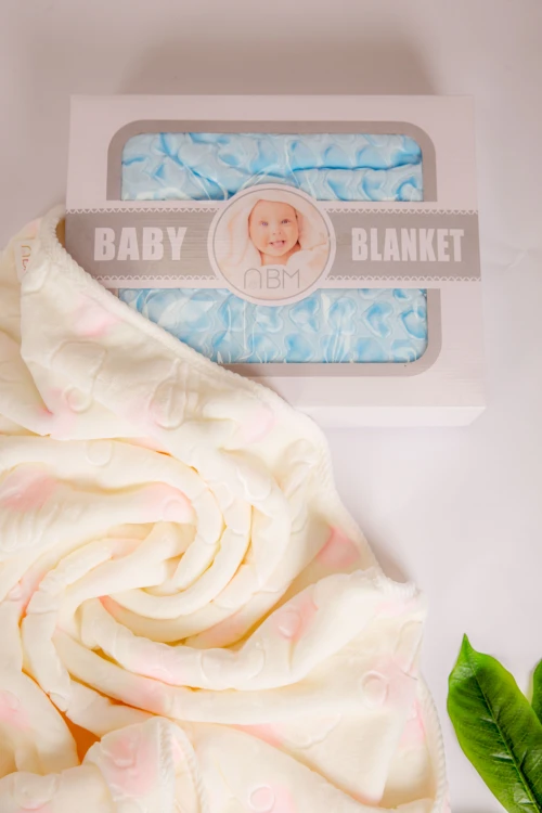 منشفة استحمام مواليد لون بيج و وردي بغطاء رأس مزينة برسومات