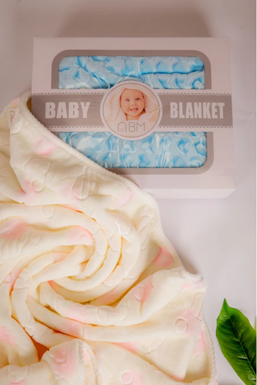 منشفة استحمام مواليد لون بيج و وردي بغطاء رأس مزينة برسومات