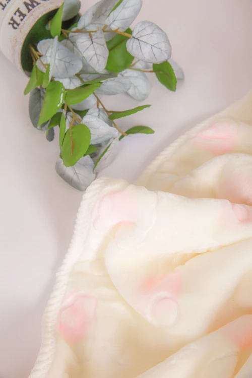 منشفة استحمام مواليد لون بيج و وردي بغطاء رأس مزينة برسومات