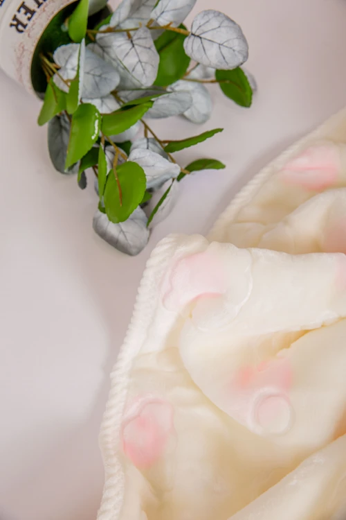 منشفة استحمام مواليد لون بيج و وردي بغطاء رأس مزينة برسومات