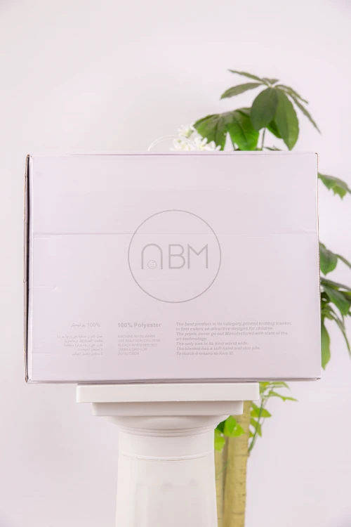 منشفة استحمام مواليد لون بيج و وردي بغطاء رأس مزينة برسومات