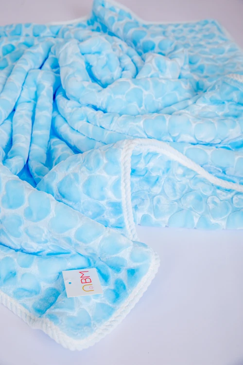 منشفة استحمام مواليد لون أزرق بغطاء رأس مزينة برسومات