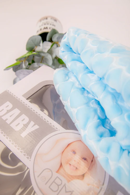 منشفة استحمام مواليد لون أزرق بغطاء رأس مزينة برسومات