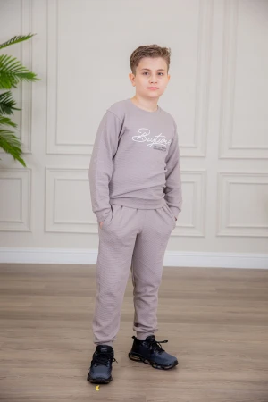 طقم ولادي أنيق قطعتين لون موف أكمام طويلة مع كتابة أمامية و بنطلون بجيوب و مطاط من الأسفل