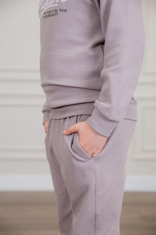 طقم ولادي أنيق قطعتين لون موف أكمام طويلة مع كتابة أمامية و بنطلون بجيوب و مطاط من الأسفل