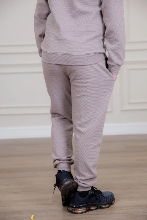 طقم ولادي أنيق قطعتين لون موف أكمام طويلة مع كتابة أمامية و بنطلون بجيوب و مطاط من الأسفل