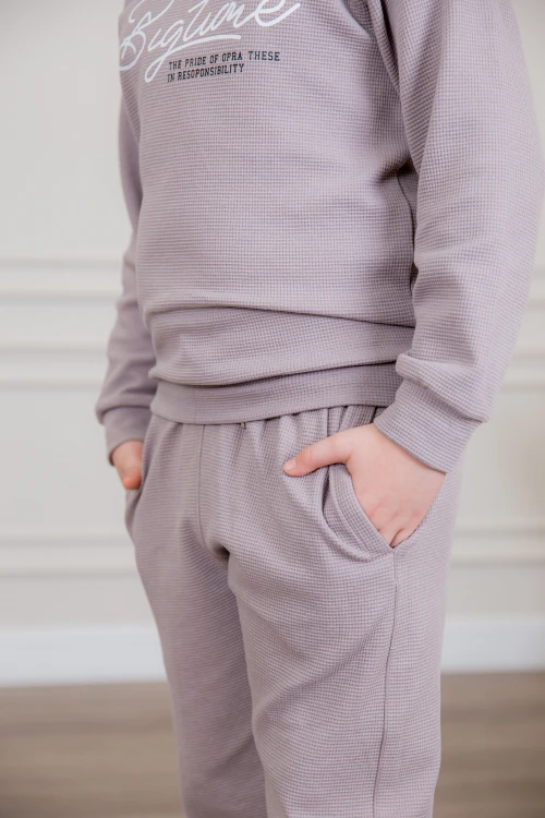 طقم ولادي أنيق قطعتين لون موف أكمام طويلة مع كتابة أمامية و بنطلون بجيوب و مطاط من الأسفل