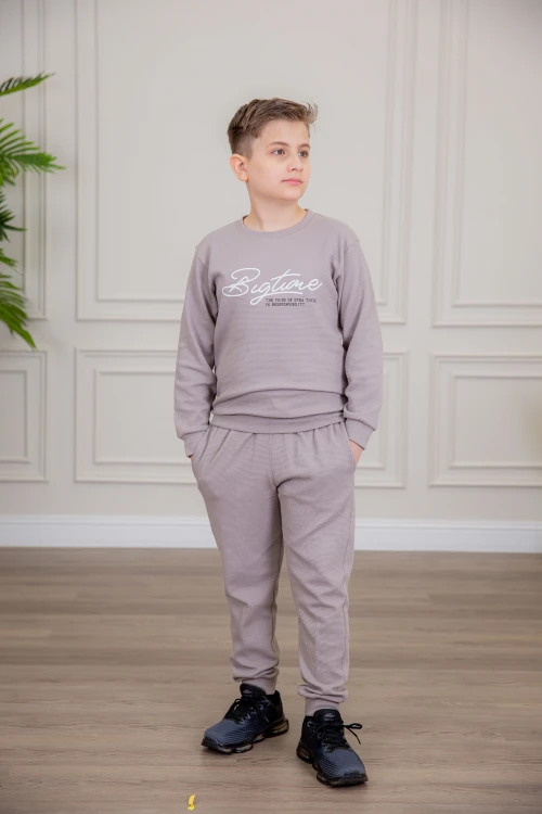 طقم ولادي أنيق قطعتين لون موف أكمام طويلة مع كتابة أمامية و بنطلون بجيوب و مطاط من الأسفل