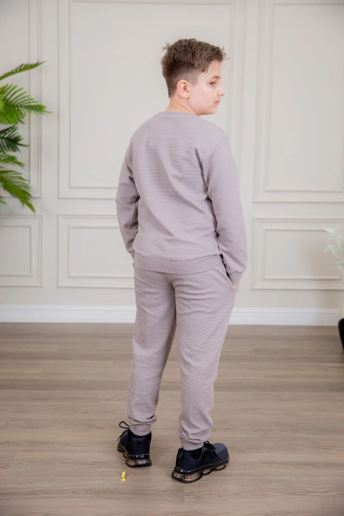 طقم ولادي أنيق قطعتين لون موف أكمام طويلة مع كتابة أمامية و بنطلون بجيوب و مطاط من الأسفل