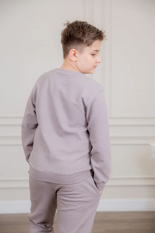 طقم ولادي أنيق قطعتين لون موف أكمام طويلة مع كتابة أمامية و بنطلون بجيوب و مطاط من الأسفل