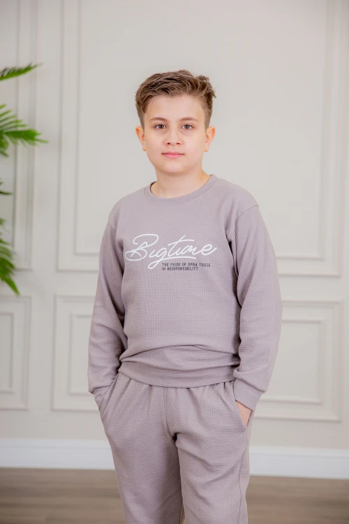 طقم ولادي أنيق قطعتين لون موف أكمام طويلة مع كتابة أمامية و بنطلون بجيوب و مطاط من الأسفل