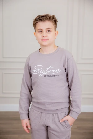 طقم ولادي أنيق قطعتين أكمام طويلة مع كتابة أمامية و بنطلون بجيوب و مطاط من الأسفل