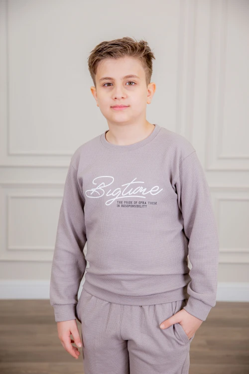 طقم ولادي أنيق قطعتين لون موف أكمام طويلة مع كتابة أمامية و بنطلون بجيوب و مطاط من الأسفل