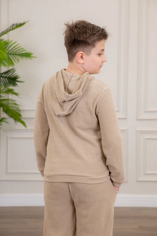 طقم ولادي أنيق قطعتين لون بيج مع قبعة هودي بجيوب أمامية وأكمام طويلة و بنطلون بجيوب جانبية