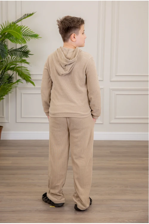 طقم ولادي أنيق قطعتين لون بيج مع قبعة هودي بجيوب أمامية وأكمام طويلة و بنطلون بجيوب جانبية