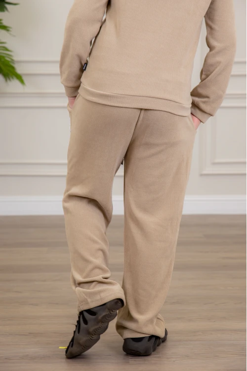 طقم ولادي أنيق قطعتين لون بيج مع قبعة هودي بجيوب أمامية وأكمام طويلة و بنطلون بجيوب جانبية