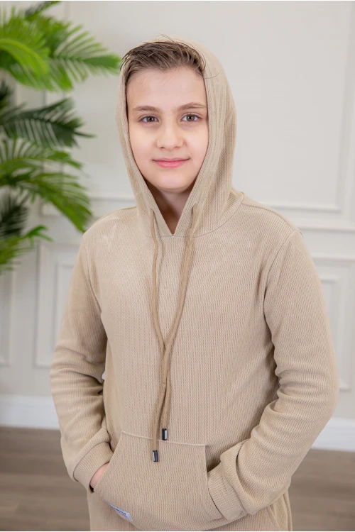 طقم ولادي أنيق قطعتين لون بيج مع قبعة هودي بجيوب أمامية وأكمام طويلة و بنطلون بجيوب جانبية