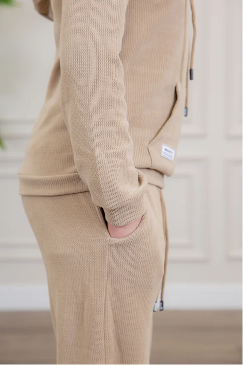 طقم ولادي أنيق قطعتين لون بيج مع قبعة هودي بجيوب أمامية وأكمام طويلة و بنطلون بجيوب جانبية