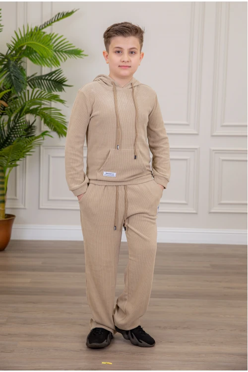 طقم ولادي أنيق قطعتين لون بيج مع قبعة هودي بجيوب أمامية وأكمام طويلة و بنطلون بجيوب جانبية