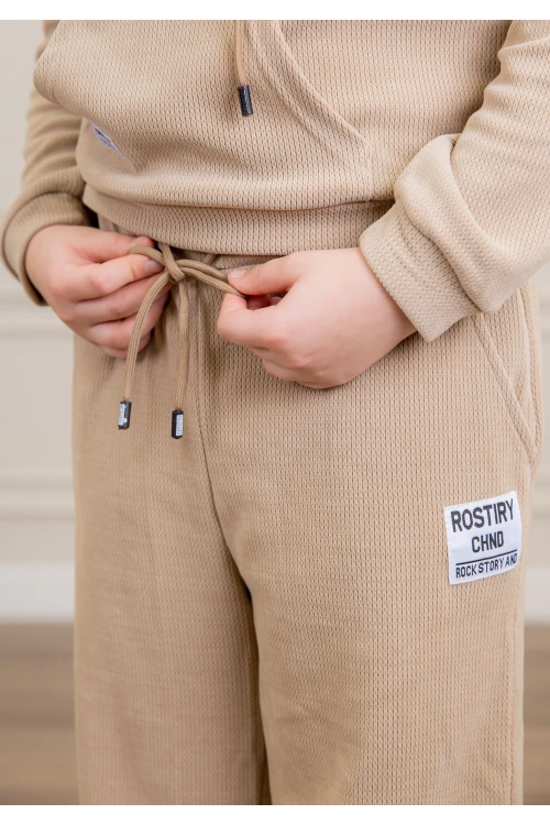 طقم ولادي أنيق قطعتين لون بيج مع قبعة هودي بجيوب أمامية وأكمام طويلة و بنطلون بجيوب جانبية