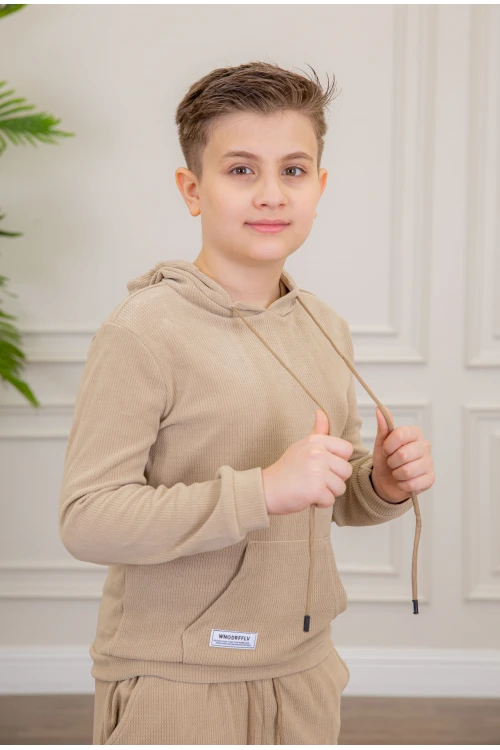 طقم ولادي أنيق قطعتين لون بيج مع قبعة هودي بجيوب أمامية وأكمام طويلة و بنطلون بجيوب جانبية