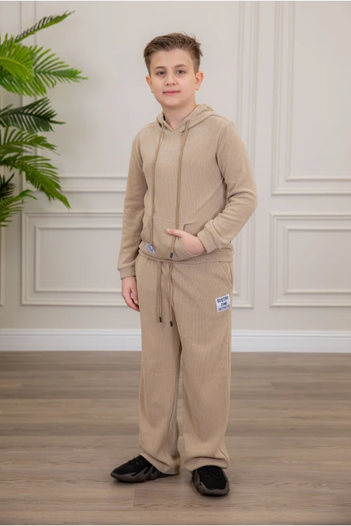 طقم ولادي أنيق قطعتين لون بيج مع قبعة هودي بجيوب أمامية وأكمام طويلة و بنطلون بجيوب جانبية