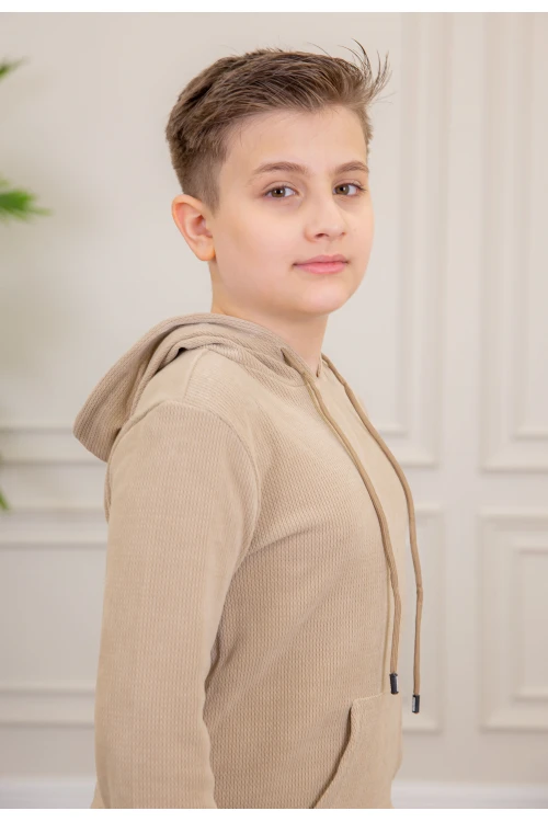 طقم ولادي أنيق قطعتين لون بيج مع قبعة هودي بجيوب أمامية وأكمام طويلة و بنطلون بجيوب جانبية