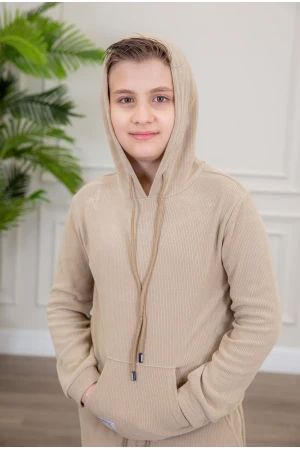 طقم ولادي أنيق قطعتين لون بيج مع قبعة هودي بجيوب أمامية وأكمام طويلة و بنطلون بجيوب جانبية