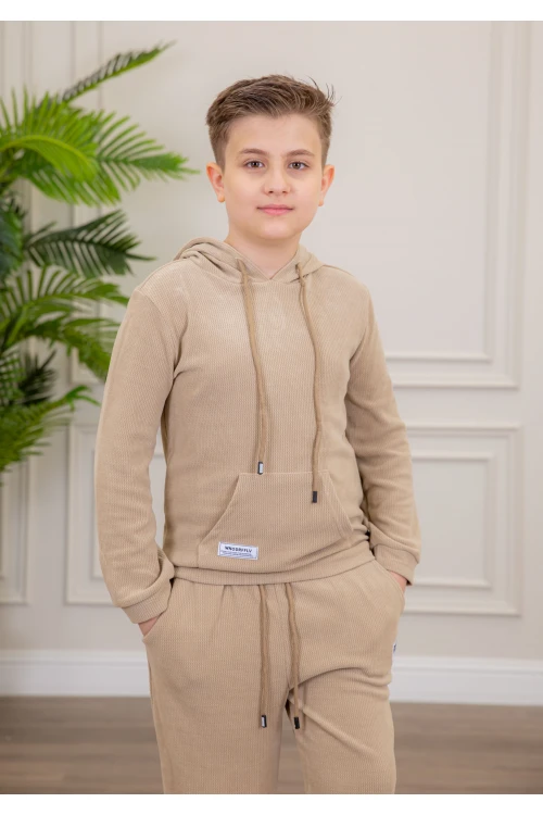 طقم ولادي أنيق قطعتين لون بيج مع قبعة هودي بجيوب أمامية وأكمام طويلة و بنطلون بجيوب جانبية