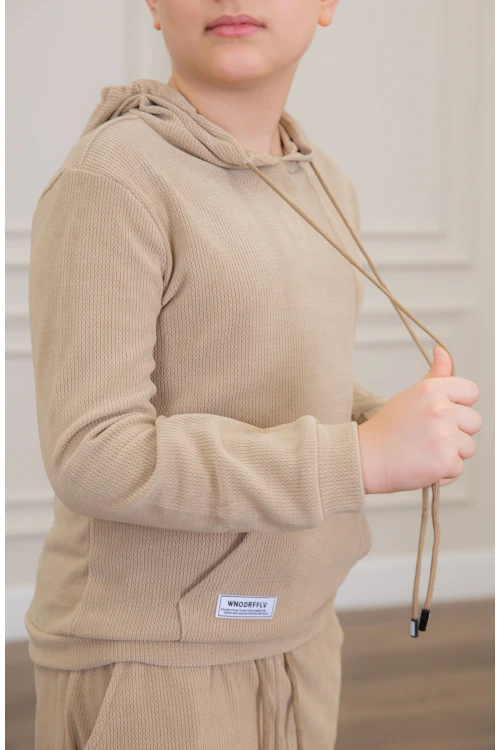 طقم ولادي أنيق قطعتين لون بيج مع قبعة هودي بجيوب أمامية وأكمام طويلة و بنطلون بجيوب جانبية