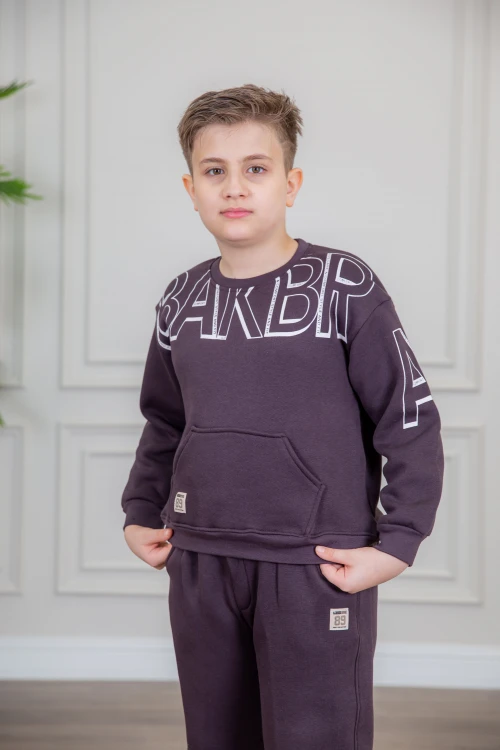 طقم ولادي أنيق قطعتين لون بنفسجي بجيوب أمامية وأكمام طويلة مع كتابة أمامية و بنطلون بجيوب و مطاط من الأسفل