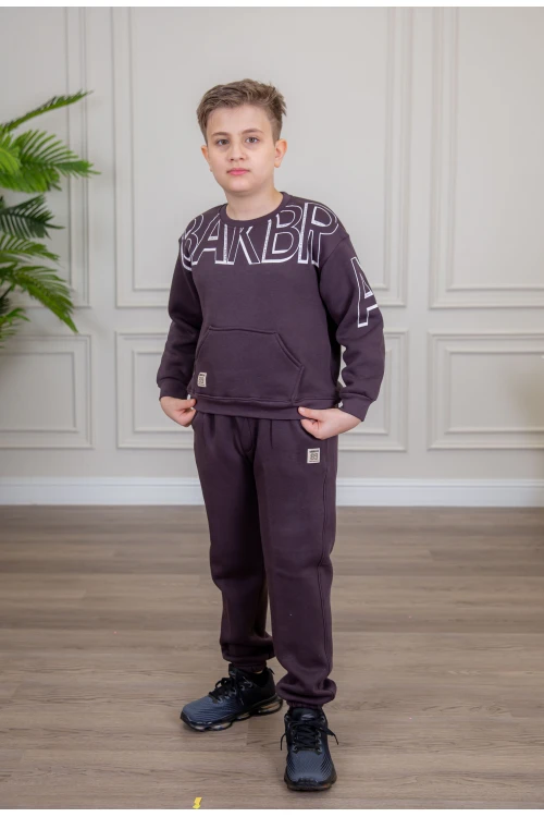 طقم ولادي أنيق قطعتين لون بنفسجي بجيوب أمامية وأكمام طويلة مع كتابة أمامية و بنطلون بجيوب و مطاط من الأسفل