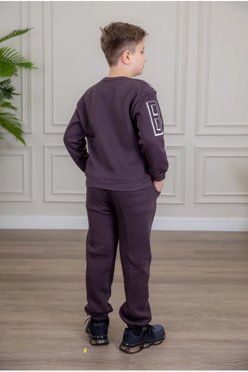 طقم ولادي أنيق قطعتين لون بنفسجي بجيوب أمامية وأكمام طويلة مع كتابة أمامية و بنطلون بجيوب و مطاط من الأسفل